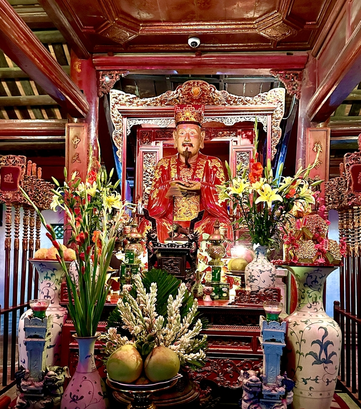 Autel orné avec des décorations florales.