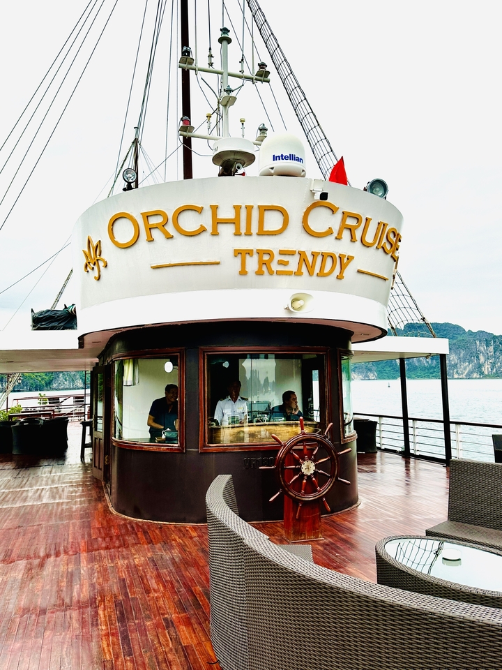 Navire de croisière Orchid sur l'eau.