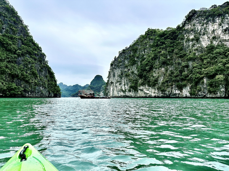 Des falaises spectaculaires entourant une baie avec des bateaux.