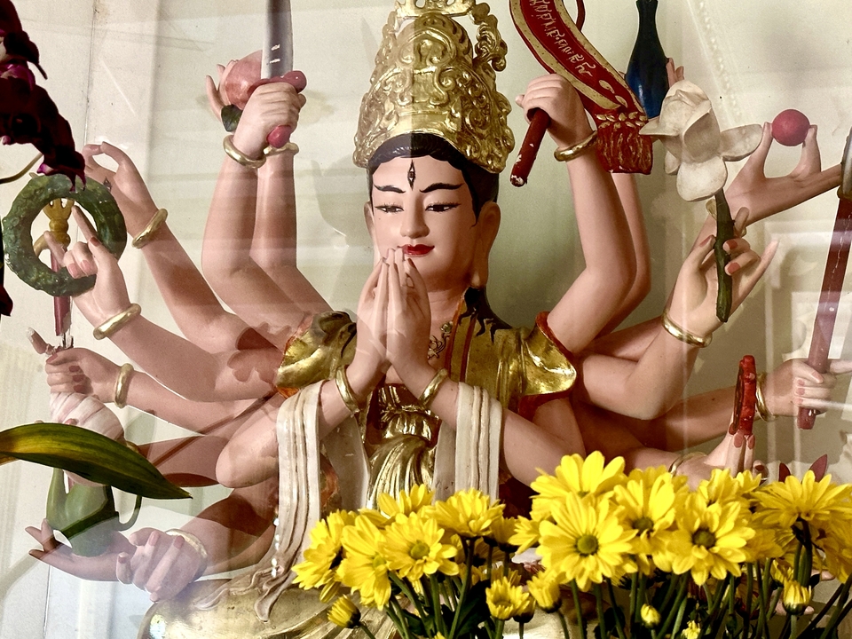 Statue d'une divinité aux bras multiples.