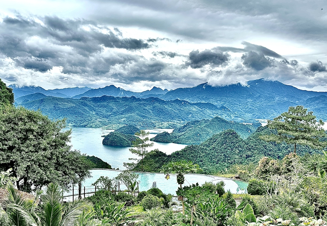Paysage pittoresque de montagnes et d'eau.