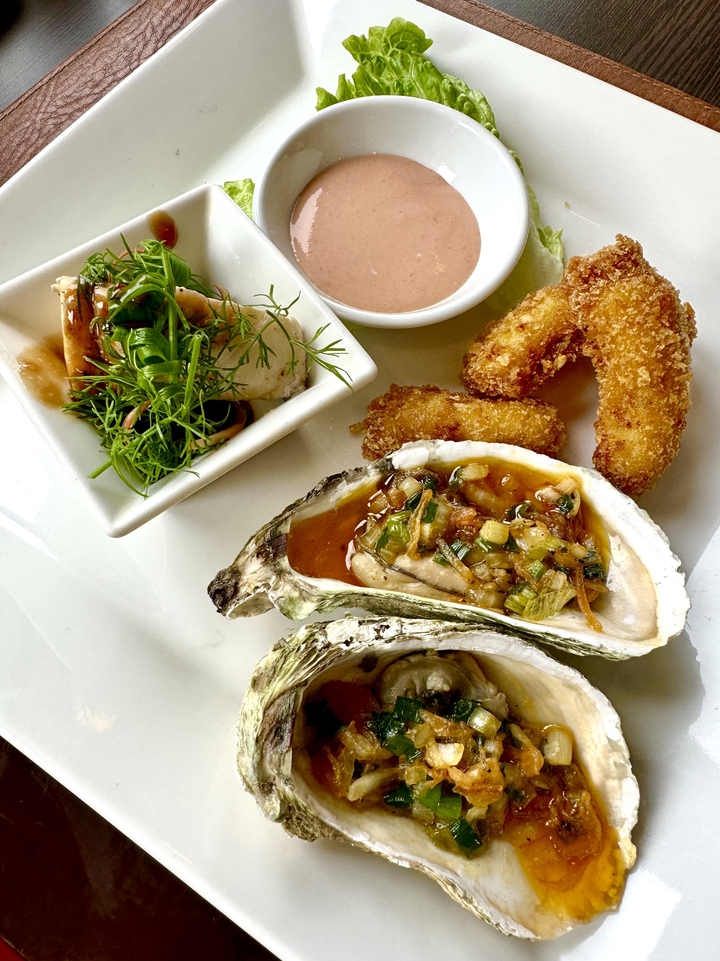 Plateau de fruits de mer assortis.