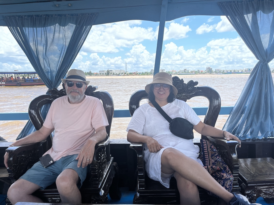 Deux personnes sur un bateau avec des chaises ornées.