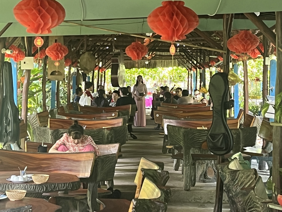 Restaurant animé avec des gens qui dînent et bavardent.