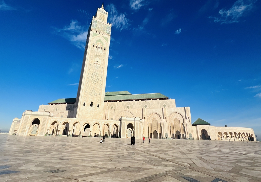 La mosquée Hassan II dans une vaste cour.