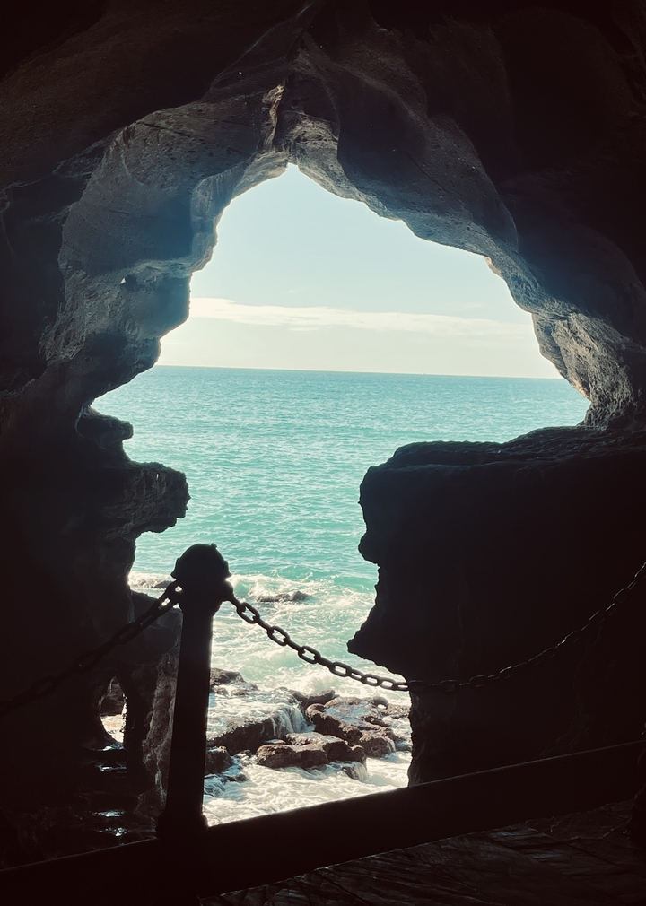 Vue sur l'océan depuis l'intérieur d'une grotte de formation rocheuse.
