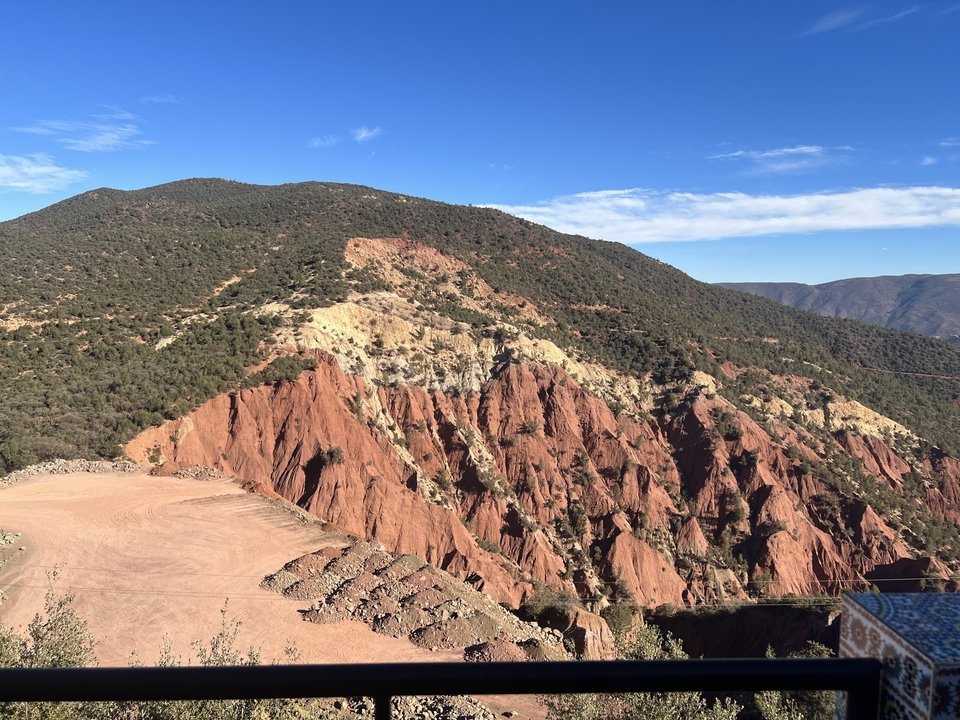 Vue panoramique de formations rocheuses rouges et vertes.