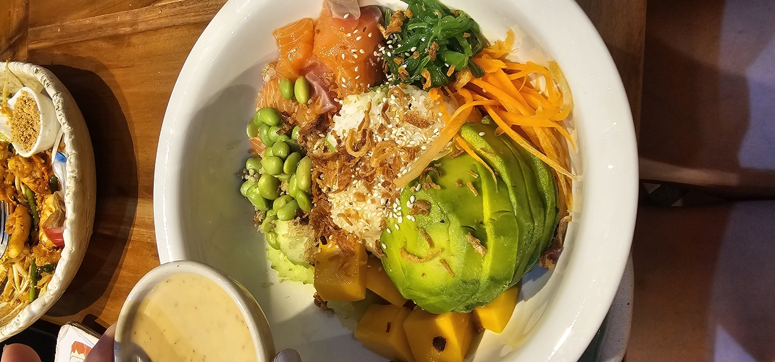 Bol de poke coloré avec avocat et saumon.