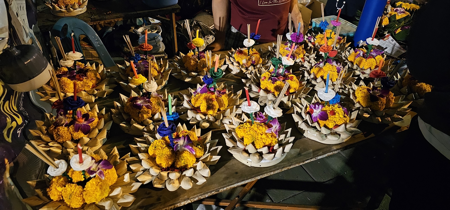 Arrangements floraux décoratifs pour un festival ou un événement.