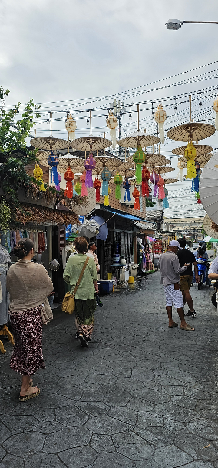 Des gens se promenant dans une rue de marché animée.
