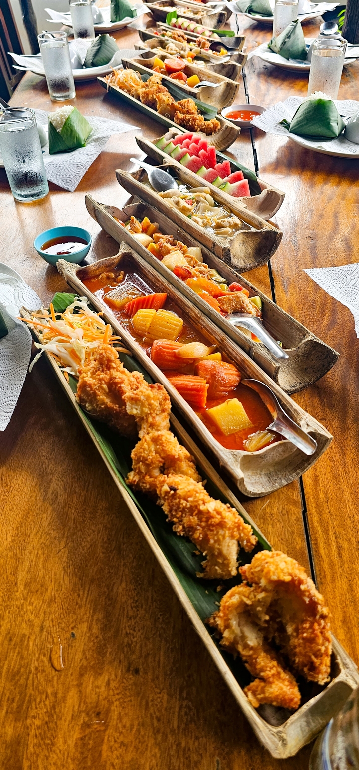 Délicieux plats thaïlandais servis dans des plateaux en bois.