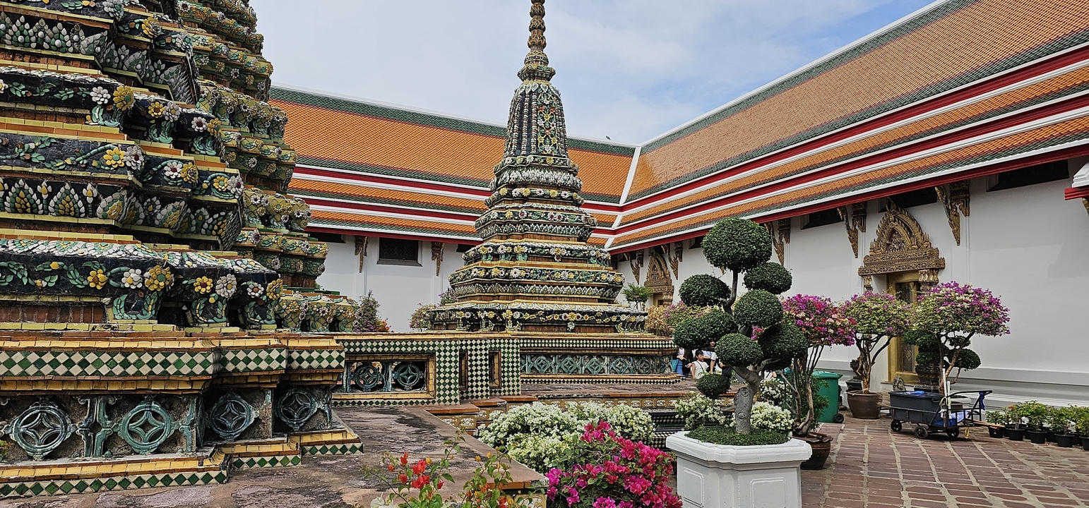 Structures de temples ornées avec des gens qui explorent.