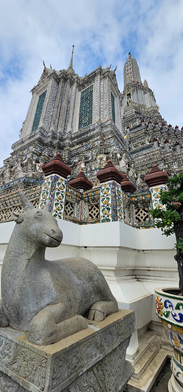 Détails de temple ornés avec des sculptures d'animaux.