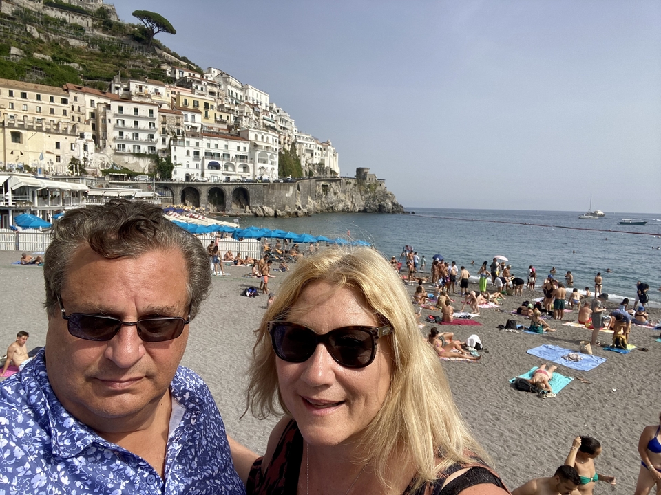 Des gens sur une plage avec une vue sur une ville côtière.