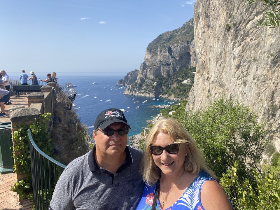 Des touristes sur un point de vue surplombant une falaise côtière.