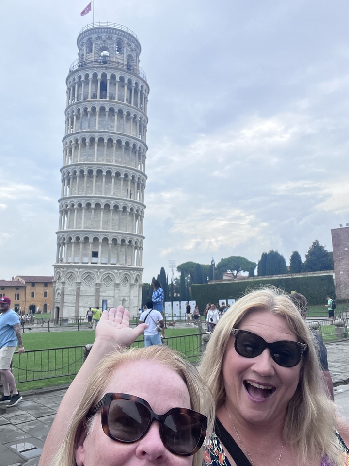 Personne posant avec la tour penchée de Pise.