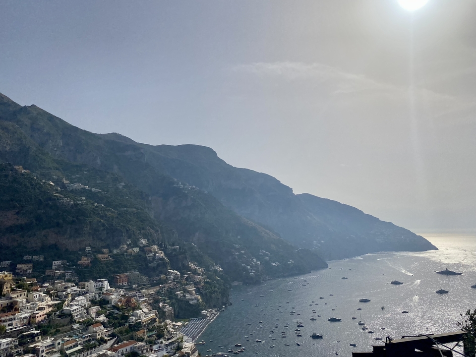 Vue d'un paysage côtier sous un ciel dégagé.