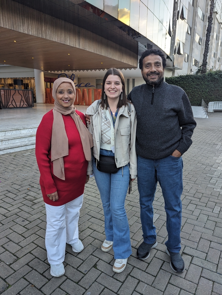 Trois personnes posant pour une photo à l'extérieur