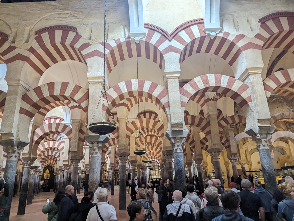 Arches à l'intérieur d'une mosquée historique ou d'un musée