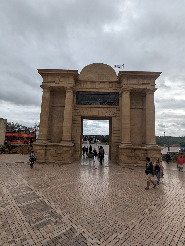 Arche en pierre historique avec des gens qui marchent