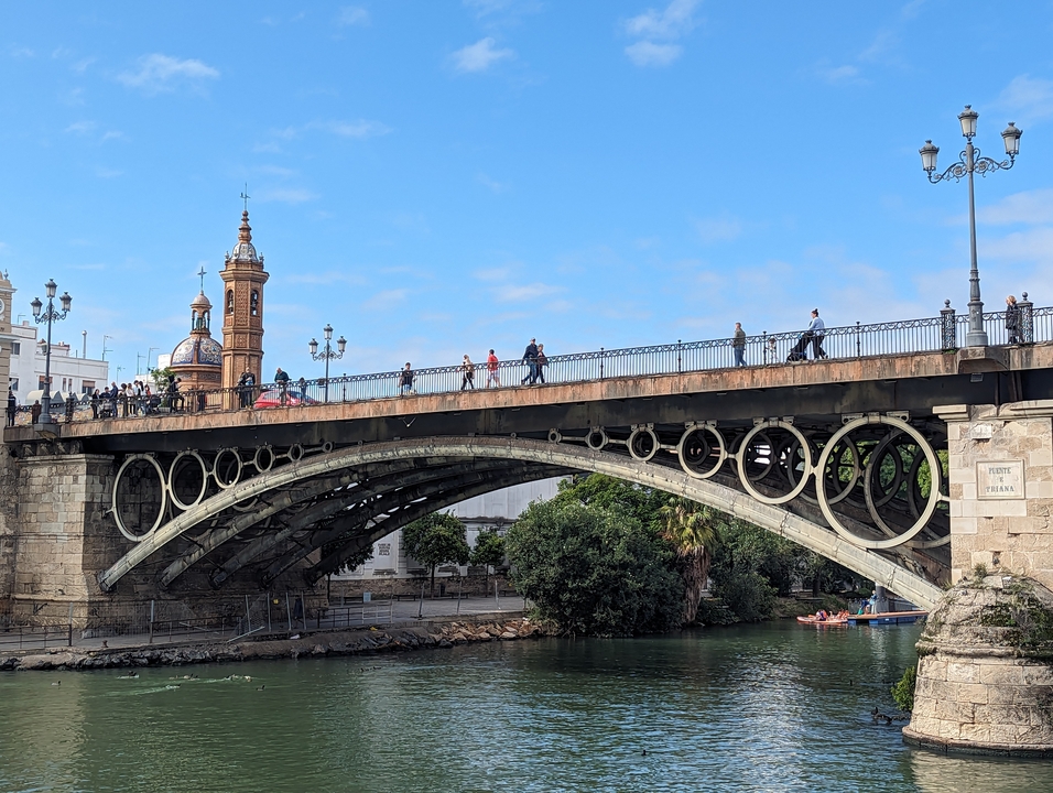 Pont sur une rivière avec tours historiques