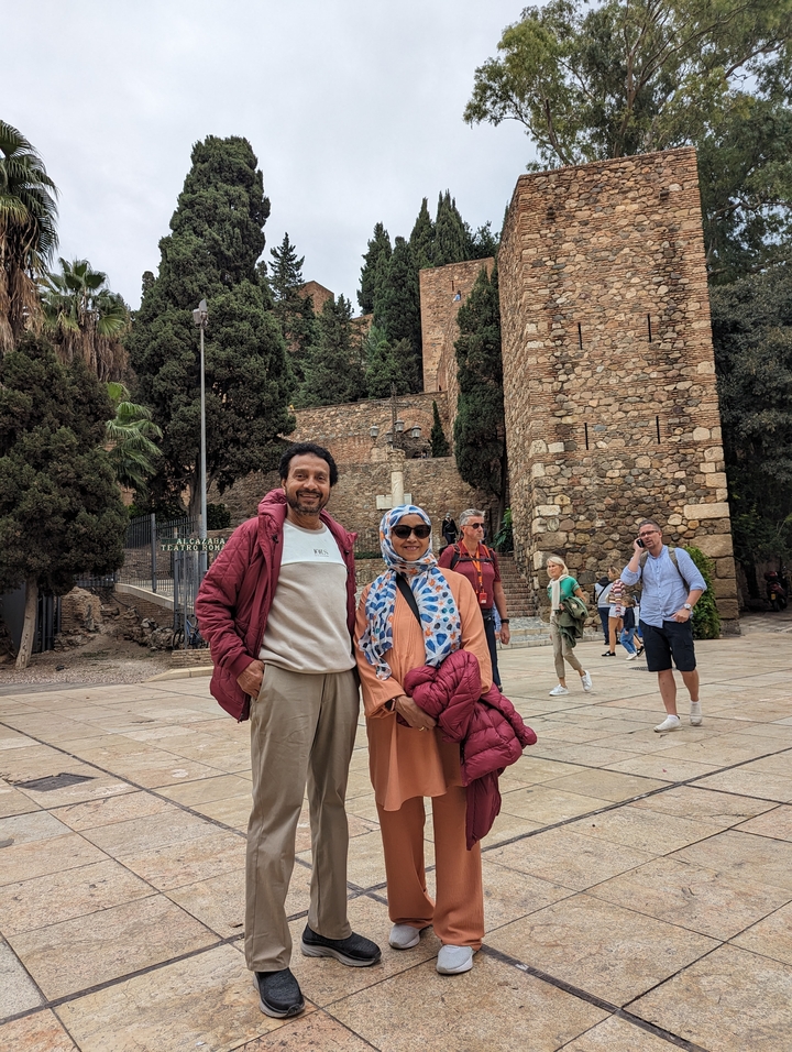 Touristes posant près d'un fort historique