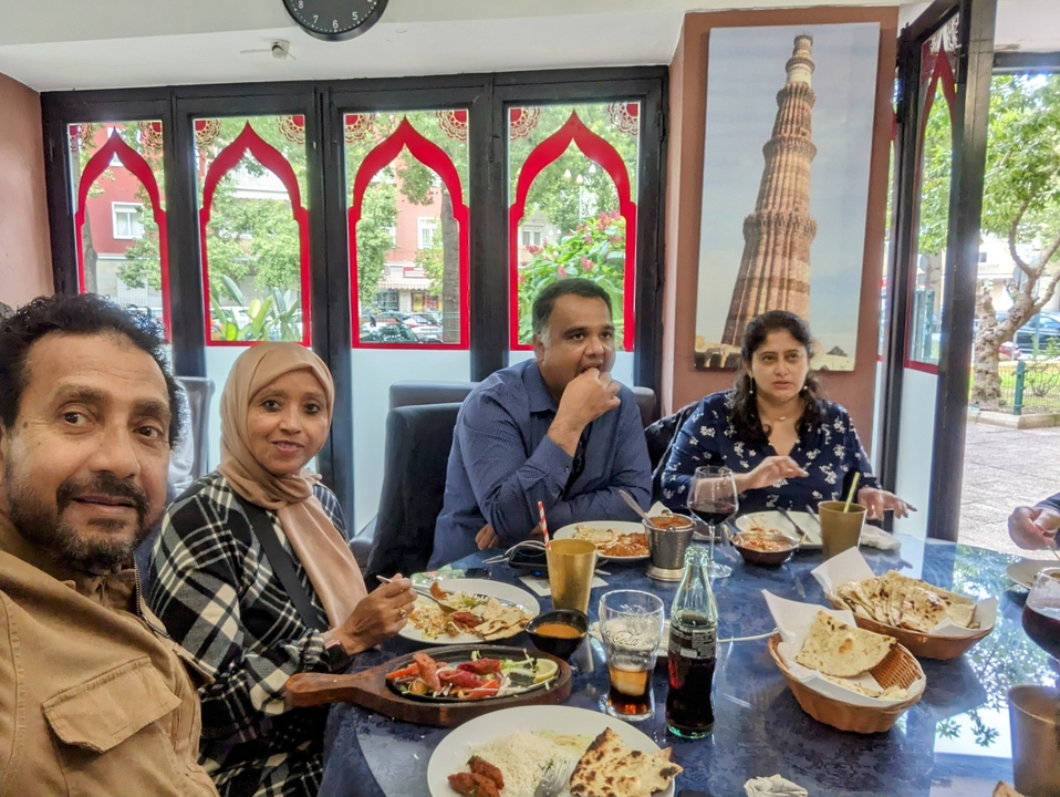 Repas de groupe dans un restaurant au décor traditionnel