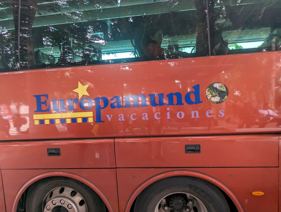 Vue latérale d'un bus avec publicité