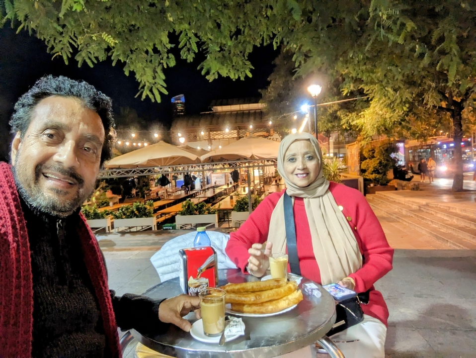 Couple profitant d'un repas en plein air la nuit