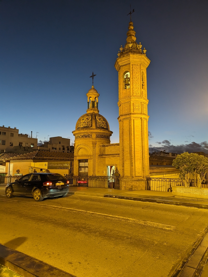 Petite chapelle et bâtiments environnants au crépuscule