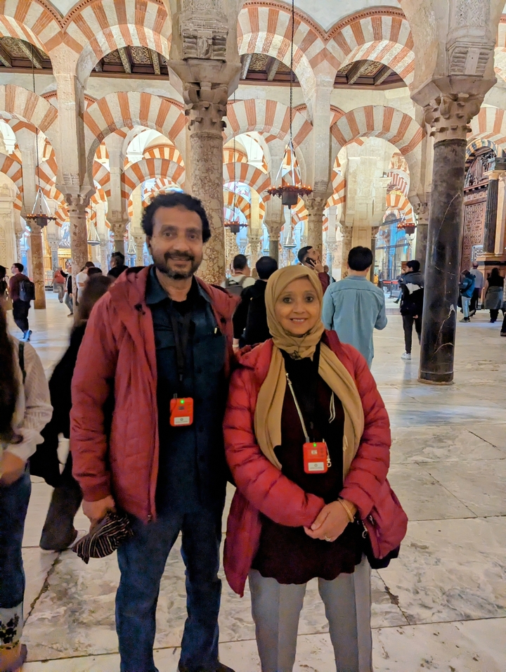 Couple posant dans un bâtiment historique