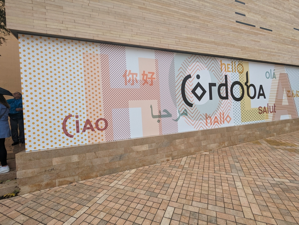 Mur avec le mot Cordoba en différentes langues