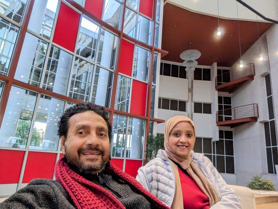 Couple à l'intérieur d'un bâtiment moderne