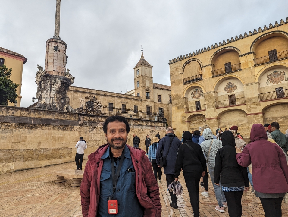 Touriste posant dans une cour historique
