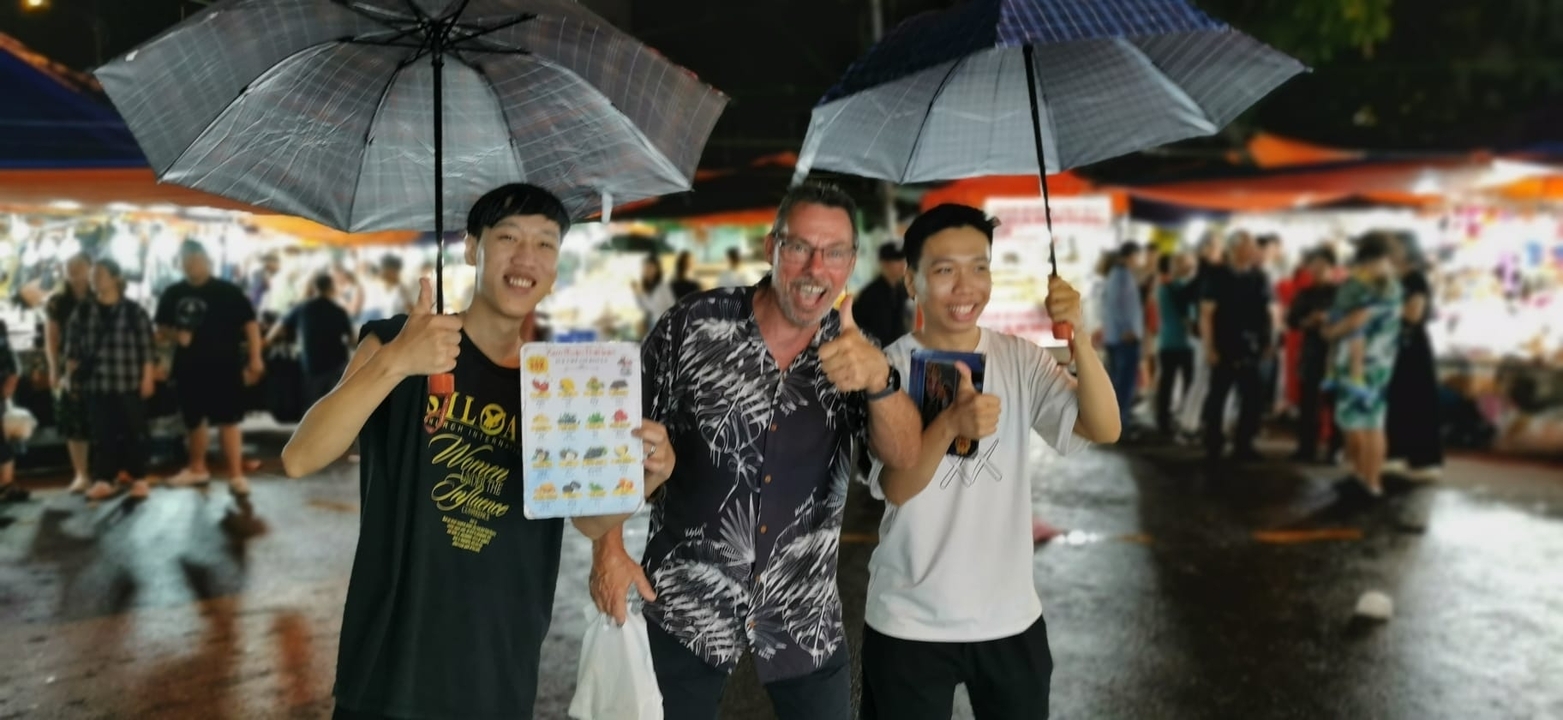 Groupe de personnes sous des parapluies dans un marché