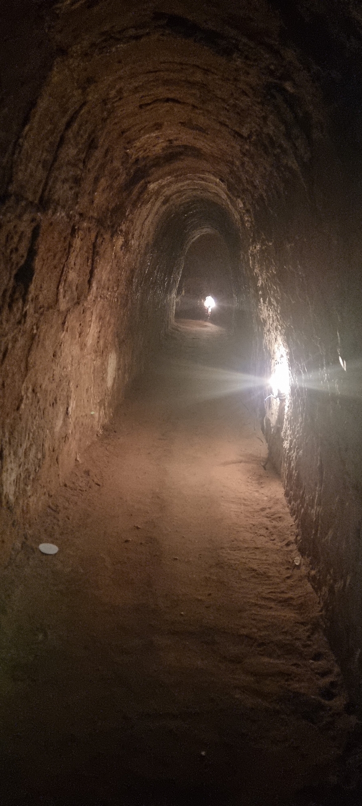 Tunnel éclairé avec éclairage d'ambiance