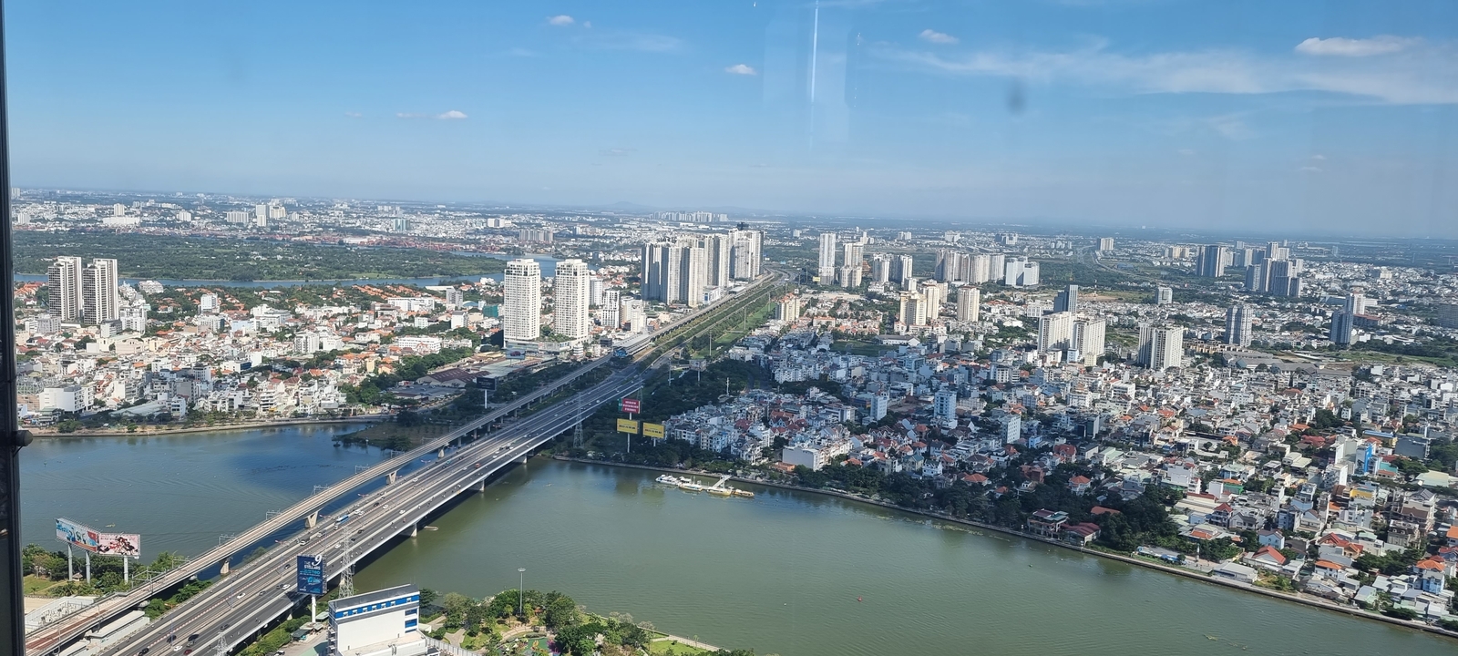 Vue aérienne d'une ville moderne avec de hauts bâtiments et une rivière.