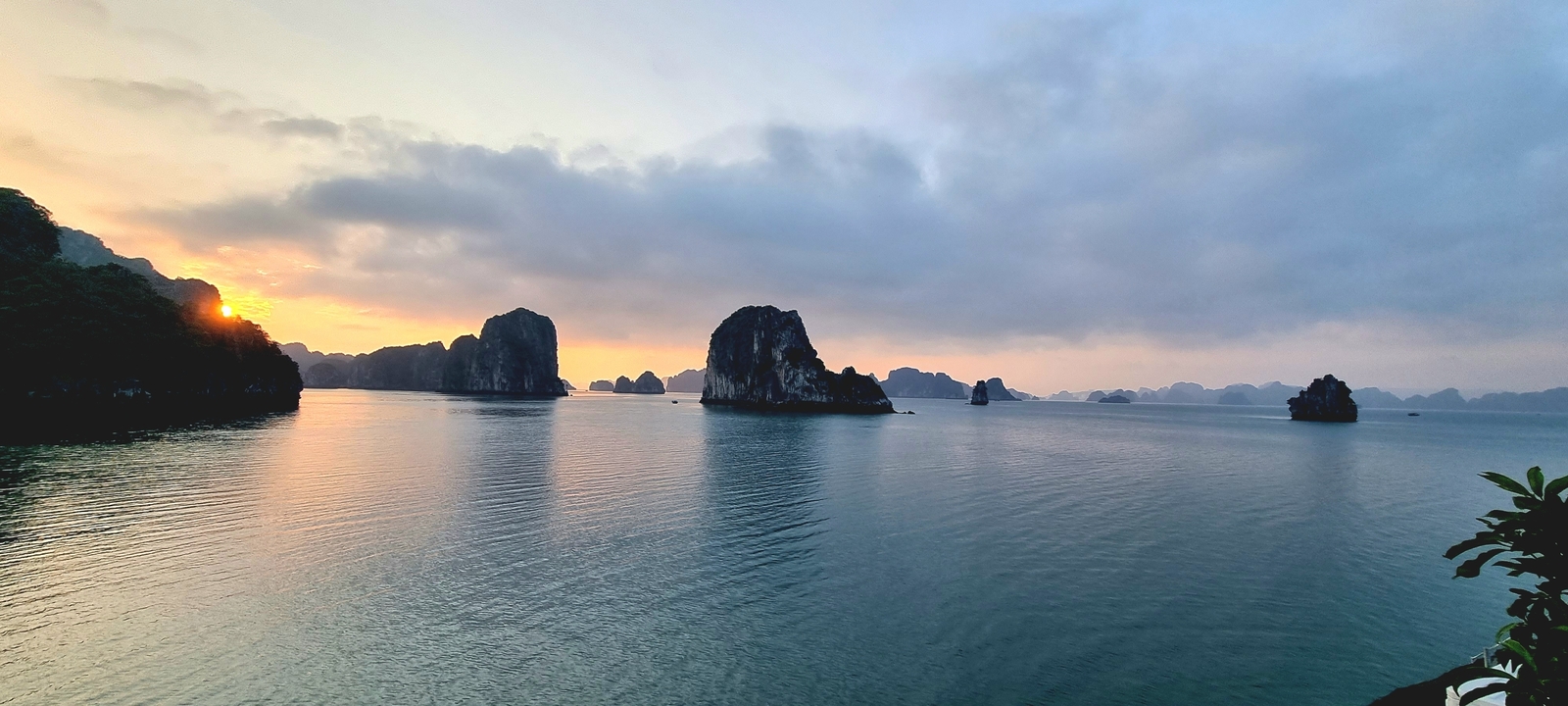 Belle vue des îles rocheuses de la baie d'Halong pendant une soirée calme.