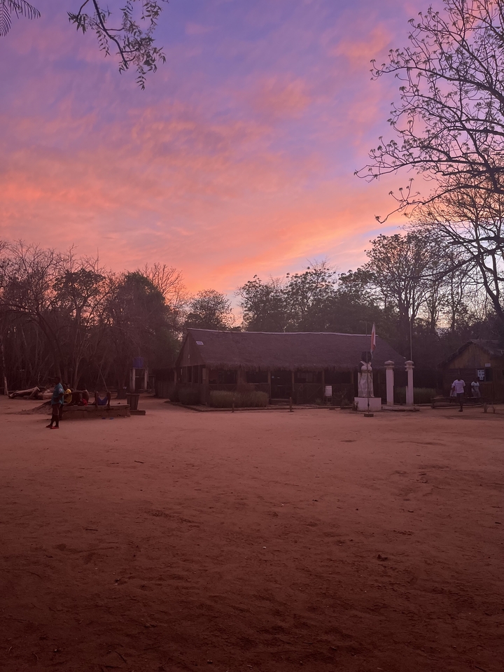 Bâtiment traditionnel dans un village au coucher du soleil.