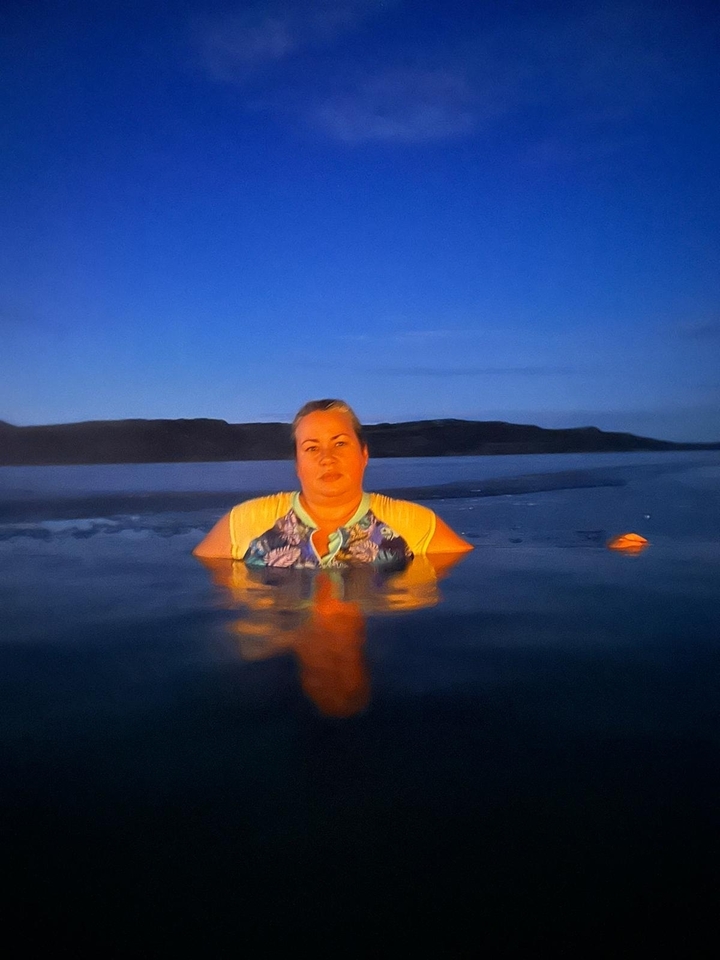 Personne dans une source chaude au crépuscule.