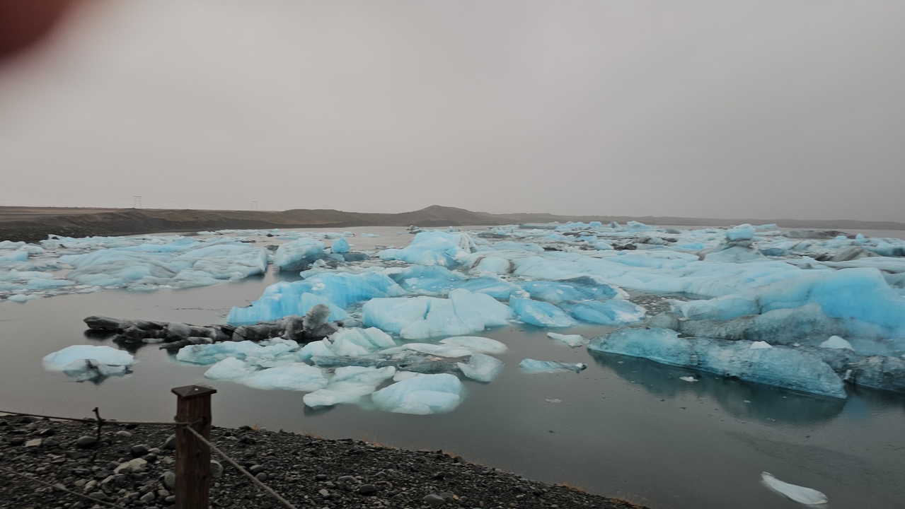 Vue sereine d'un lagon glaciaire avec des icebergs.