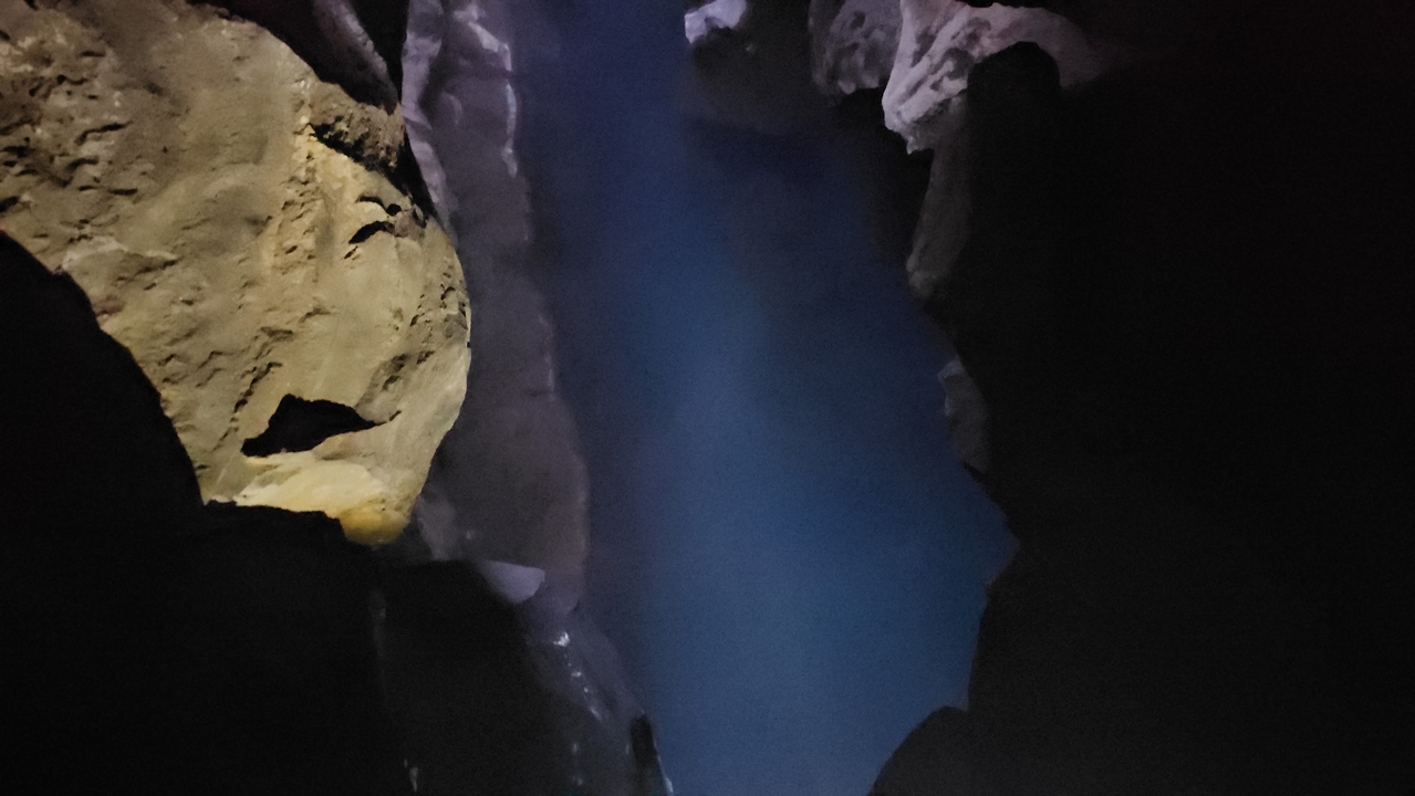 Grotte sombre avec de l'eau qui s'écoule à travers.
