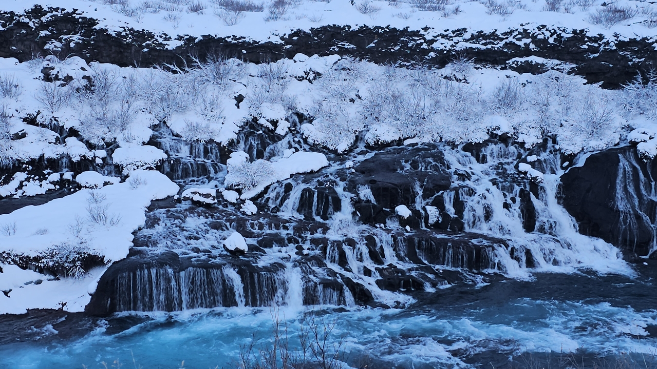 Paysage d'hiver avec une cascade partiellement gelée.