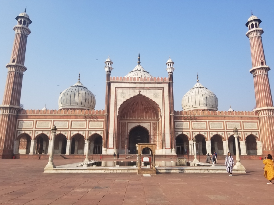 Une grande mosquée avec plusieurs dômes et minarets.