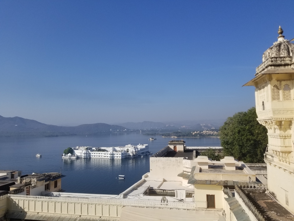 Une belle scène au bord du lac avec un palais flottant.