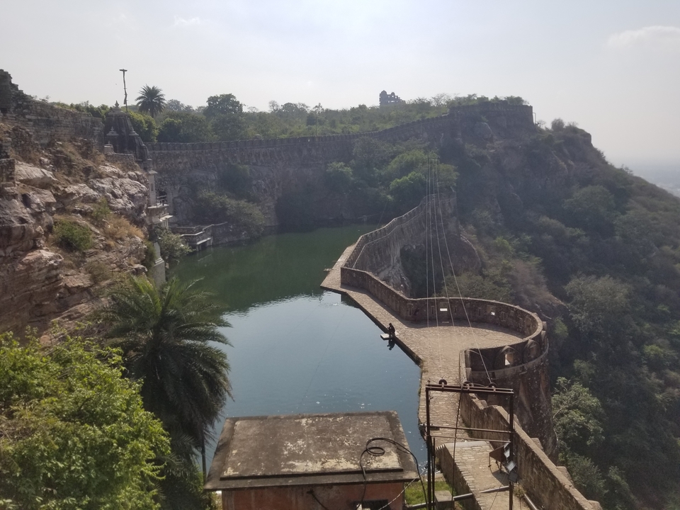 Vue pittoresque d'un fort avec un réservoir d'eau.