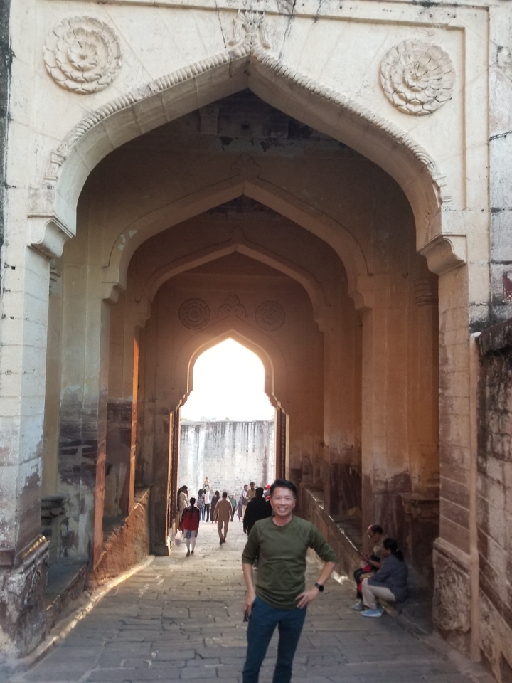 Vue intérieure d'un ancien couloir avec des arcs.
