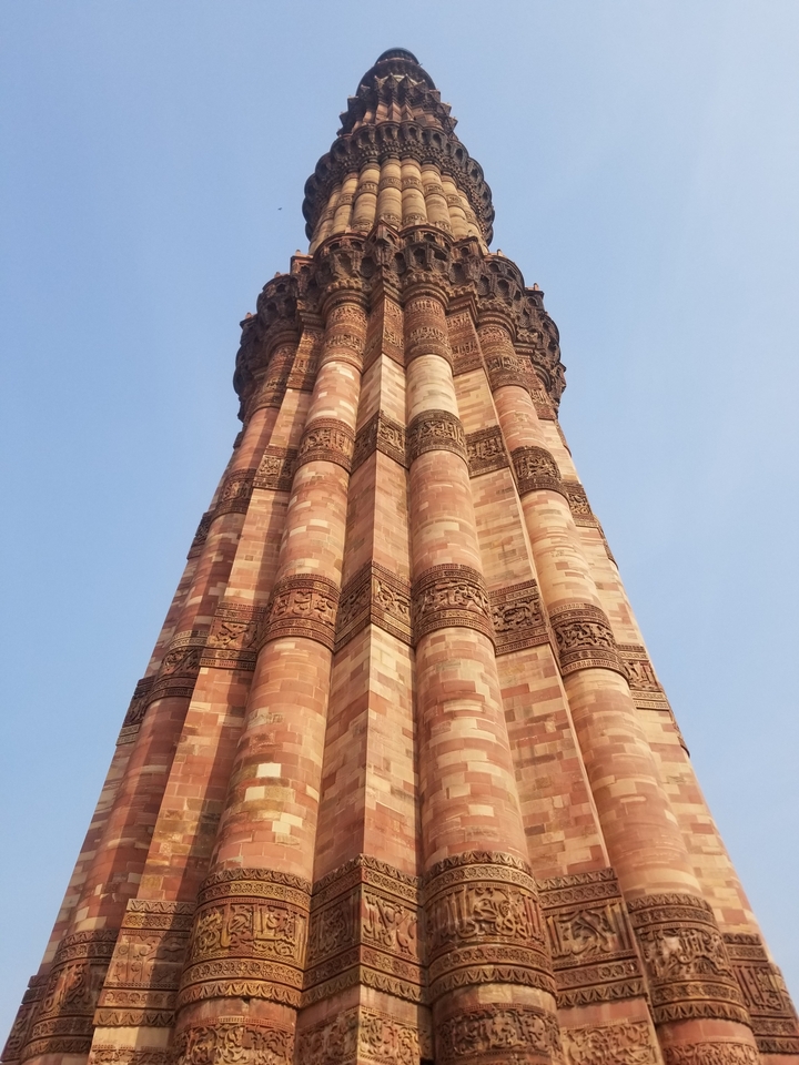 Gros plan d'une tour finement sculptée.