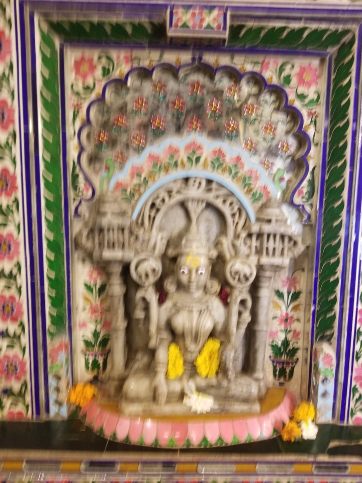 Image floue d'une sculpture colorée aux détails complexes.