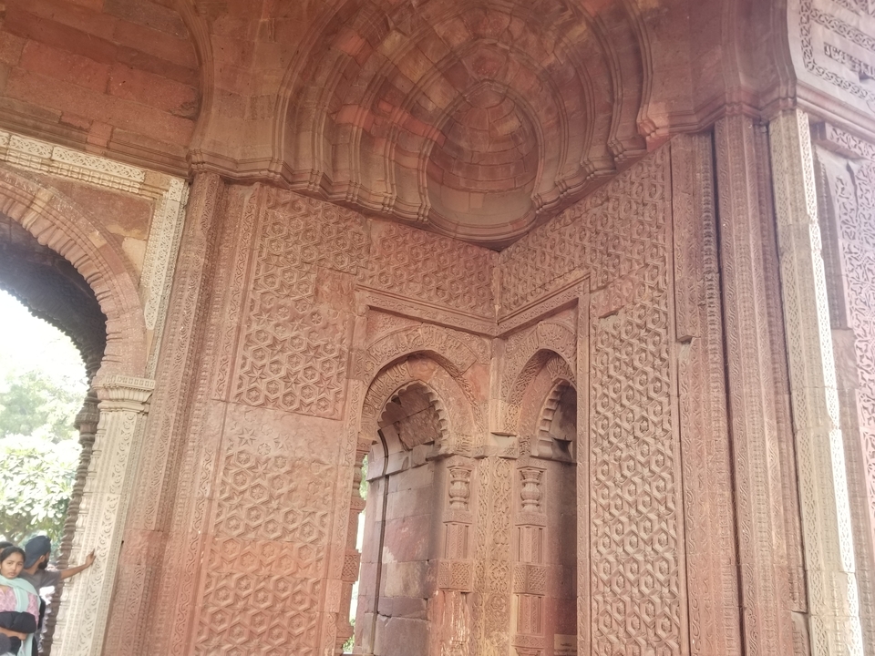 Mur de pierre rouge sculptée d'un monument historique.